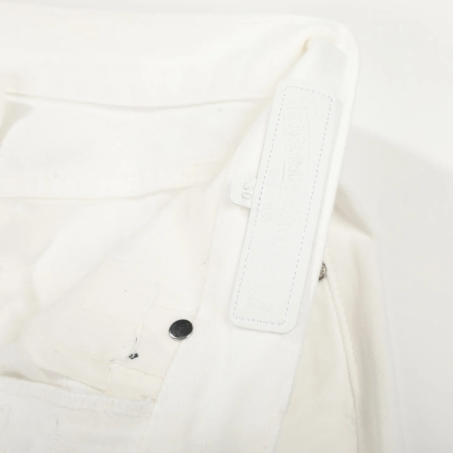 P230 💰 (Top version) Chrome Hearts/Chrome Hearts Classic white and blue series colored leather cross washed color fabric unisex denim trousers Vibe style straight stacked god-level version Carbon fine bias denim color cloth Old vintage full set of hardware - Chrome Hearts white cow series The high version uses high-ounce customized fabrics, fermentation washing and soft color fixation, soft and thick to wear, the details are all made by hand-polished craftsmanship, all-over printed jacquard fabric Unique design style. Through multiple processes to create a full retro feel. Unique niche non-contrast shirt. Customized distressed spray-painted buttons. Craftsmanship in every detail. Color: white and blue. Size: 28-30-32-34 (corresponding to S-M-L-XL)